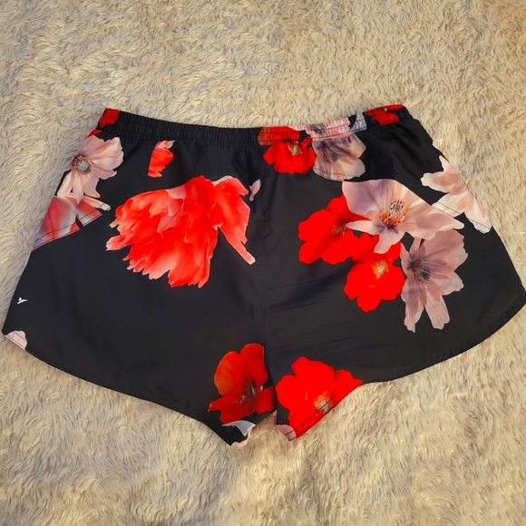Old Navy Mid-Riae Floral Print 3 inch inseam Dolphin Hem Running Short; Size M - Picture 3 of 4
